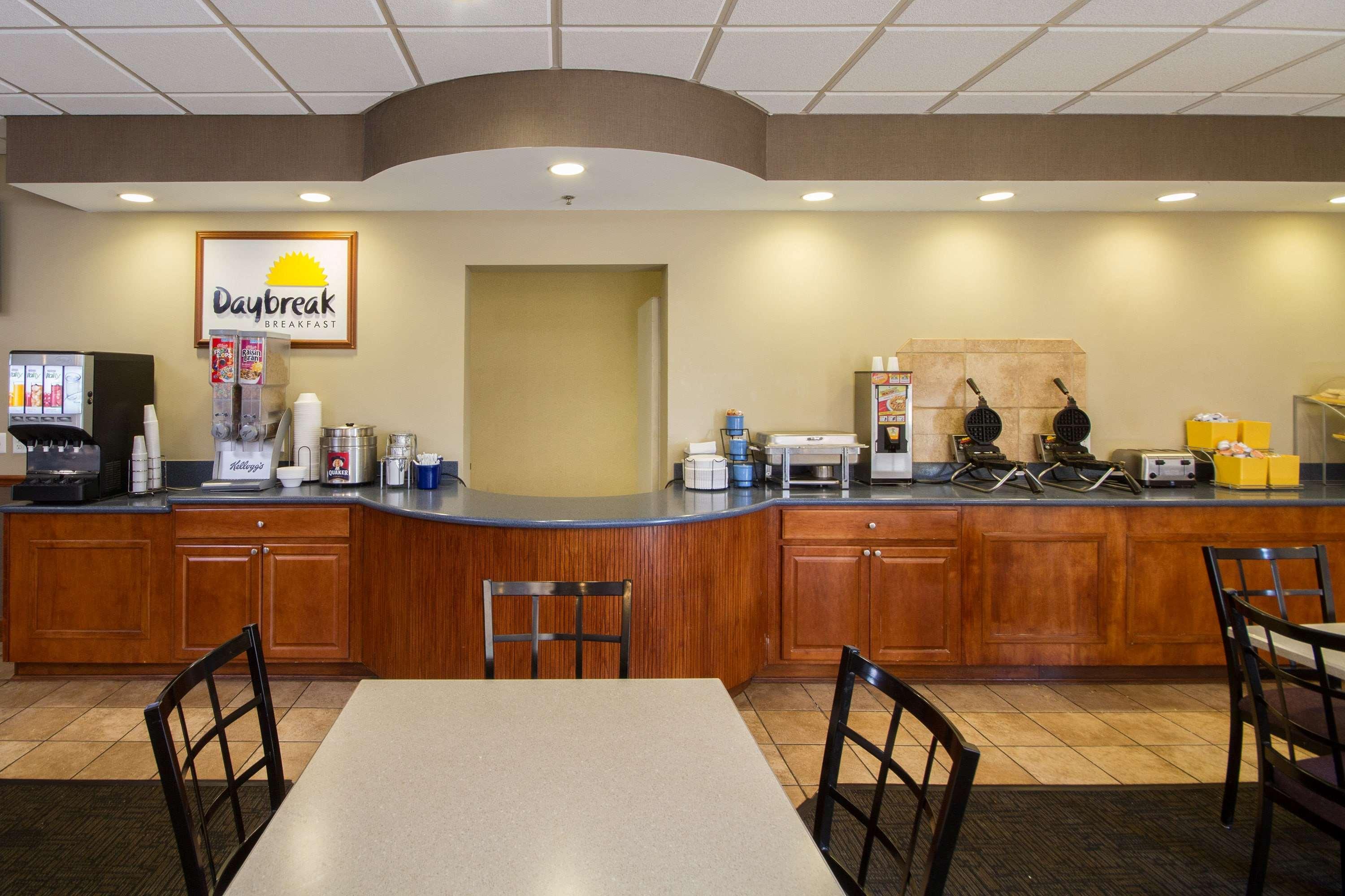 Comfort Inn & Suites Buffalo Airport Exterior photo