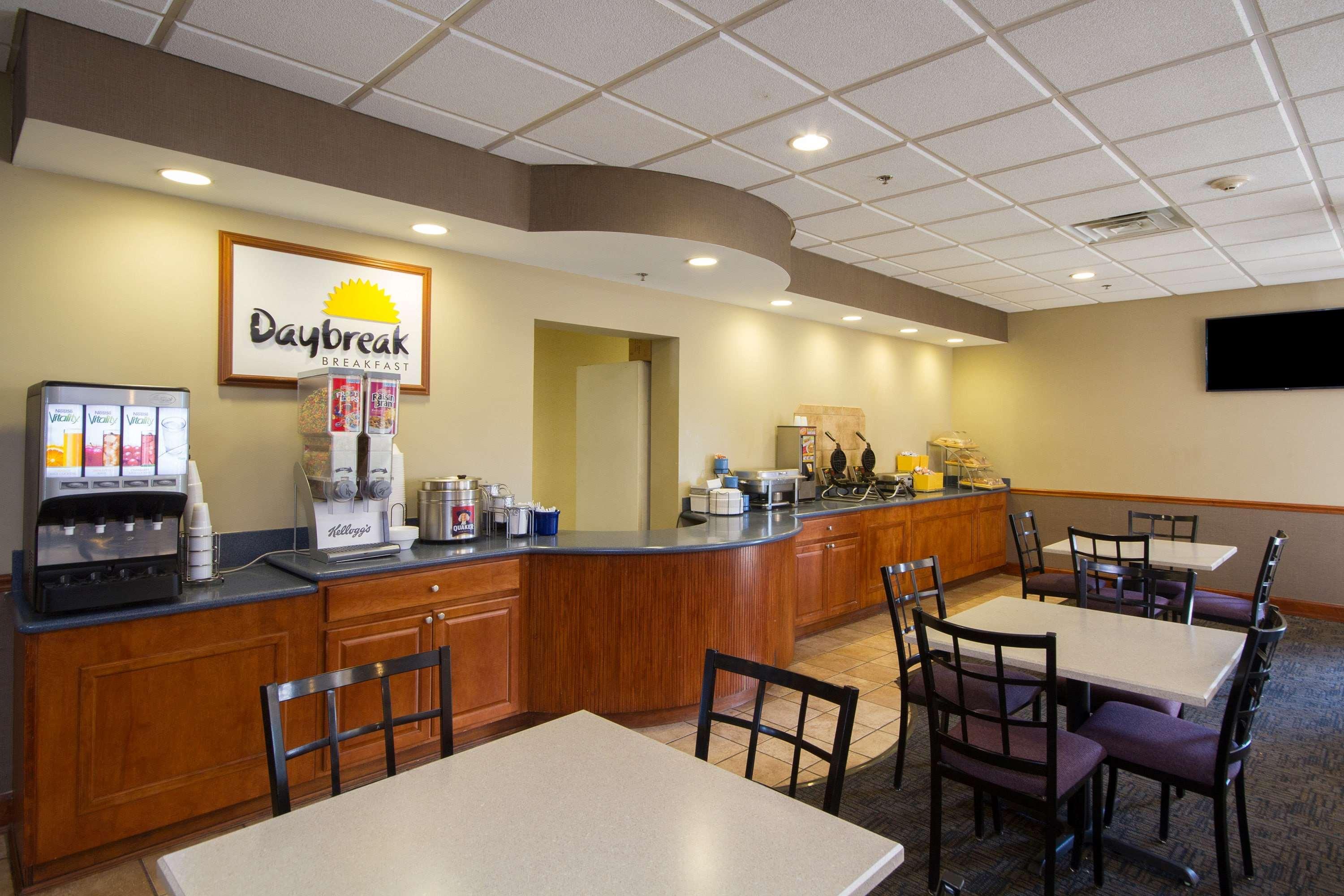 Comfort Inn & Suites Buffalo Airport Exterior photo